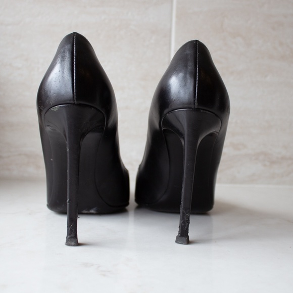 Saint Laurent Zoe Pump in Black Leather - Picture 2 of 5